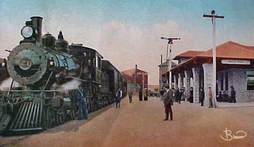 Northwestern_Pacific_train_at_Santa_Rosa_California_1911.JPG